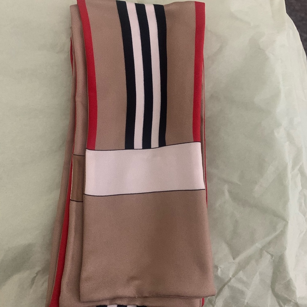 BNIB Burberry Skinny Scarf